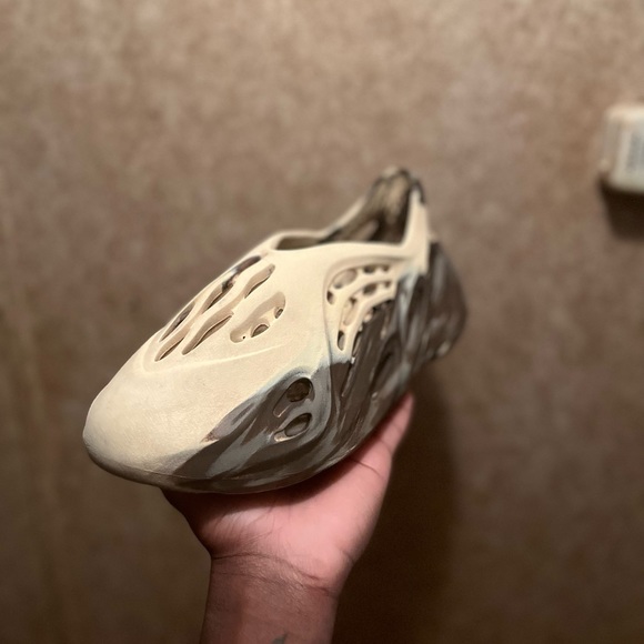 Yeezy Foam Runner MX Cream Clay, size 10.5 - Picture 4 of 13